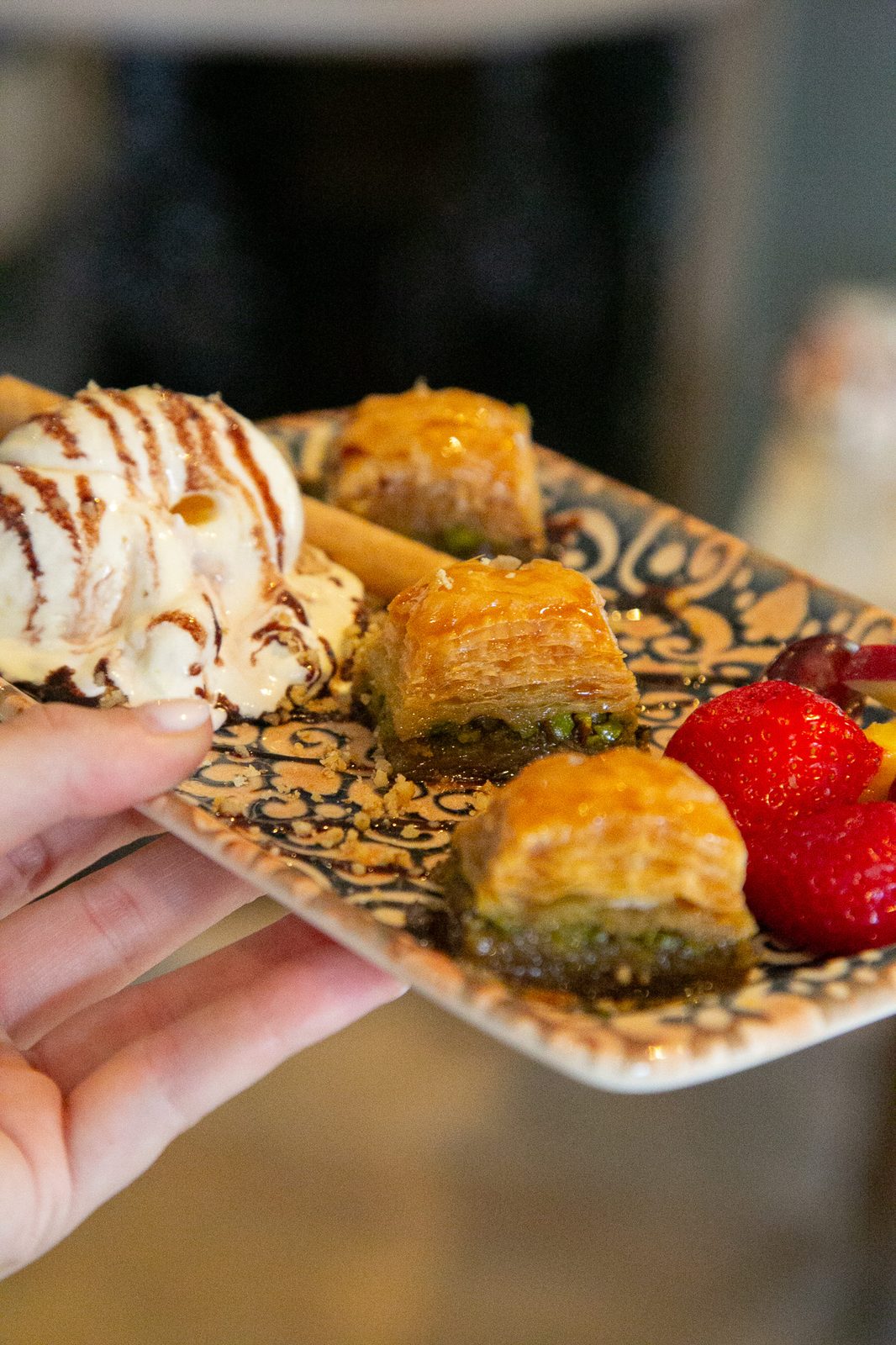 Baklava met ijs en vers fruit