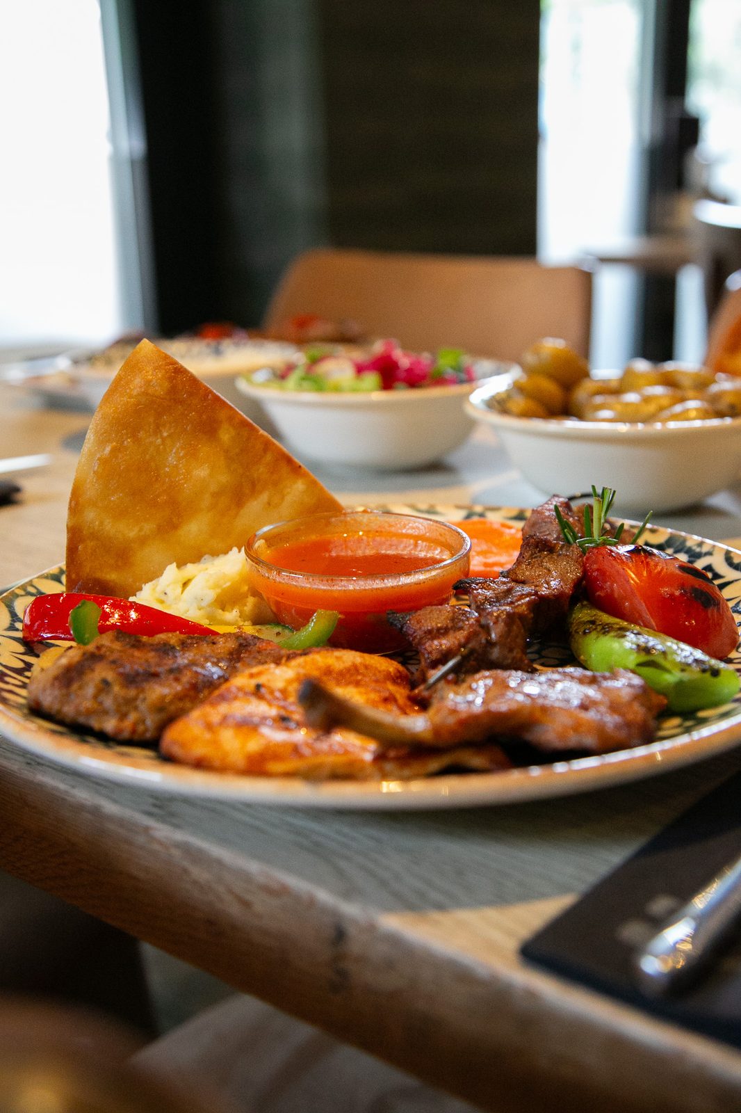 Grillspecialiteiten met bijgerechten