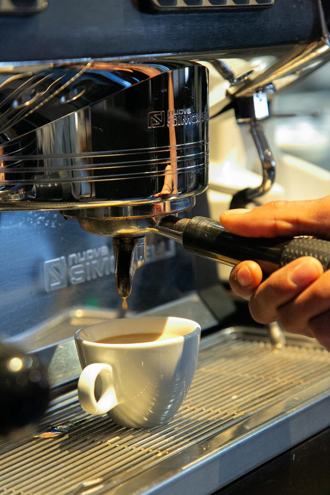 Vers gezette koffie aan de bar