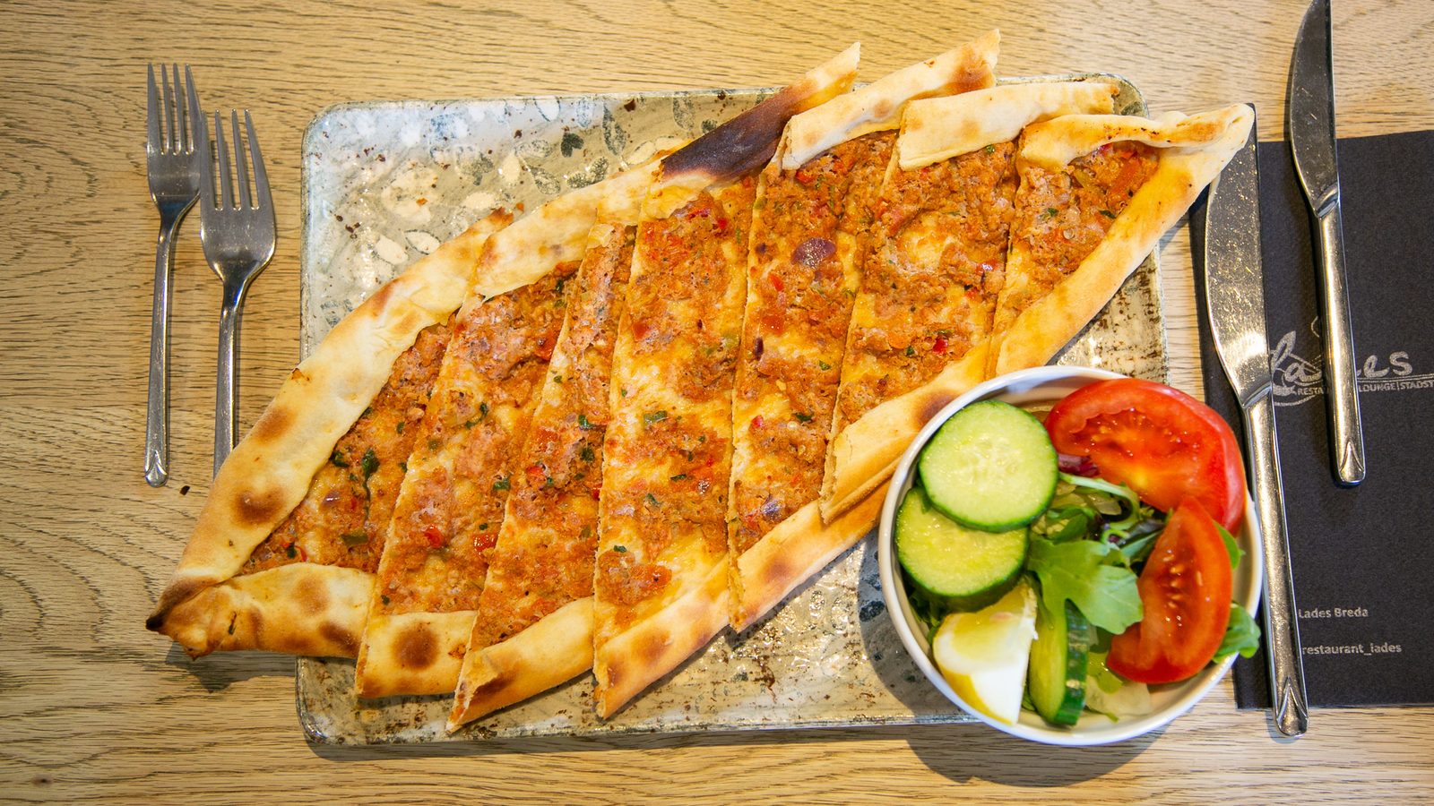 Lahmacun met een frisse salade
