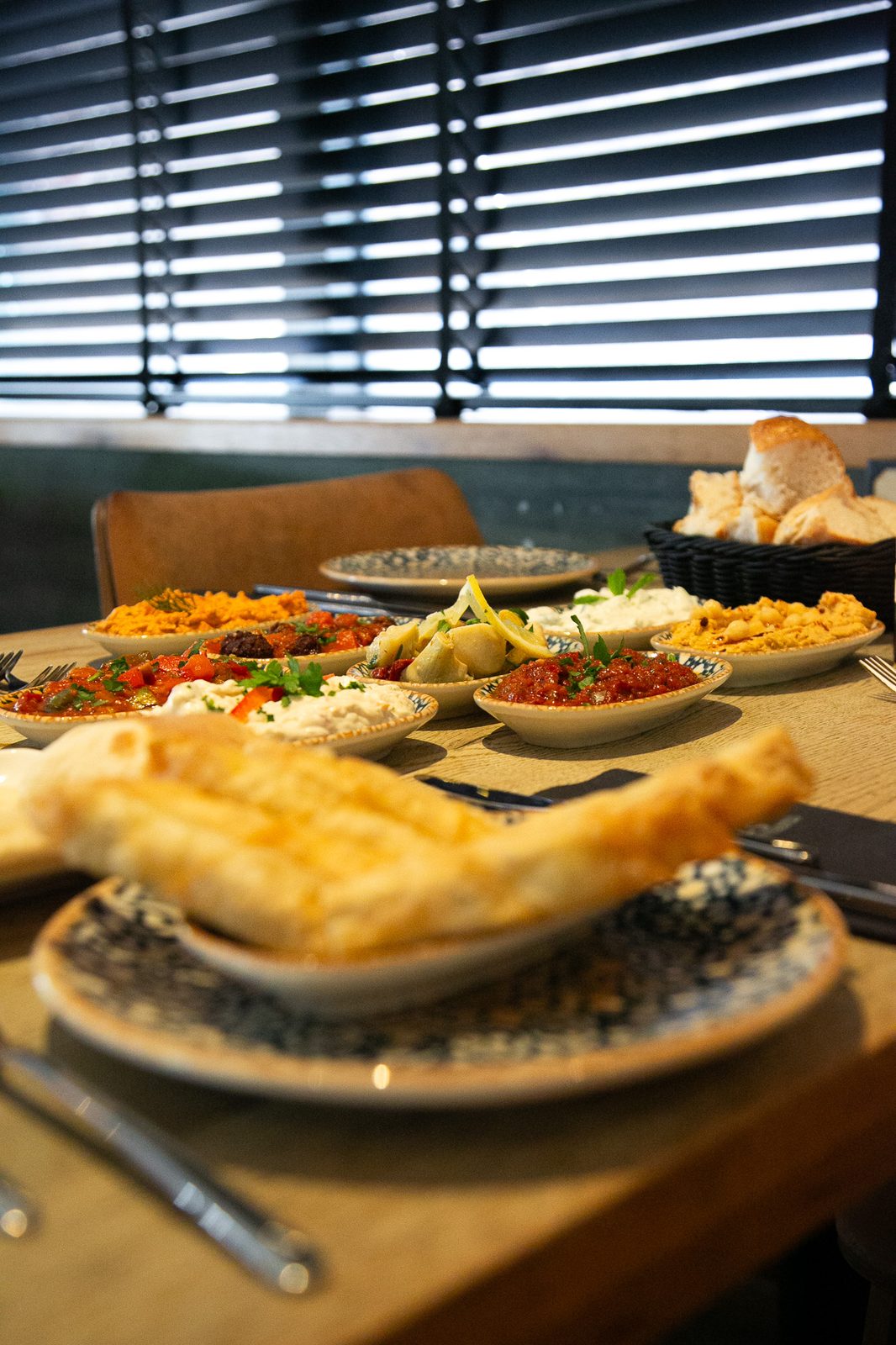 Een rijk gedekte tafel met Turkse gerechten