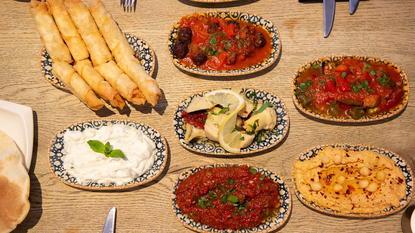Een tafel vol koude en warme mezes