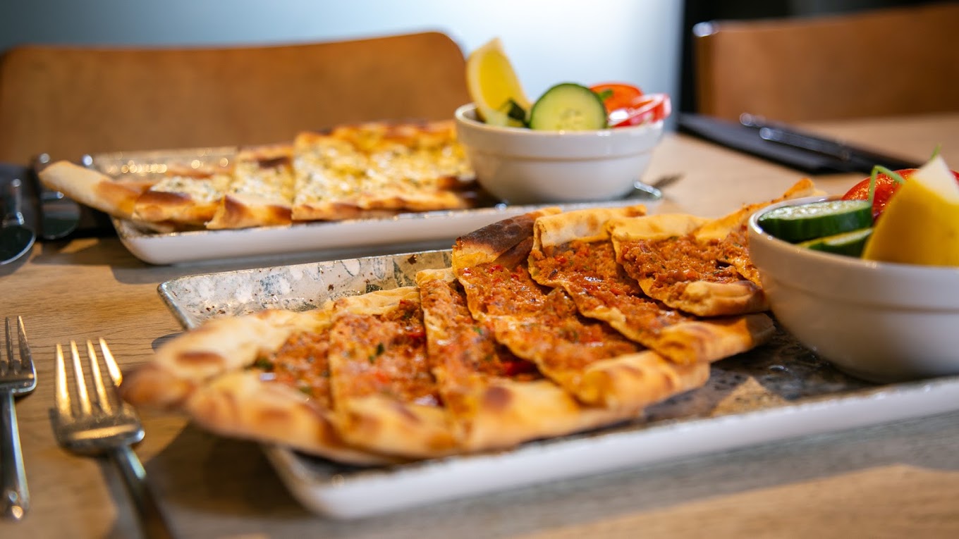 Verse Turkse pide uit de oven